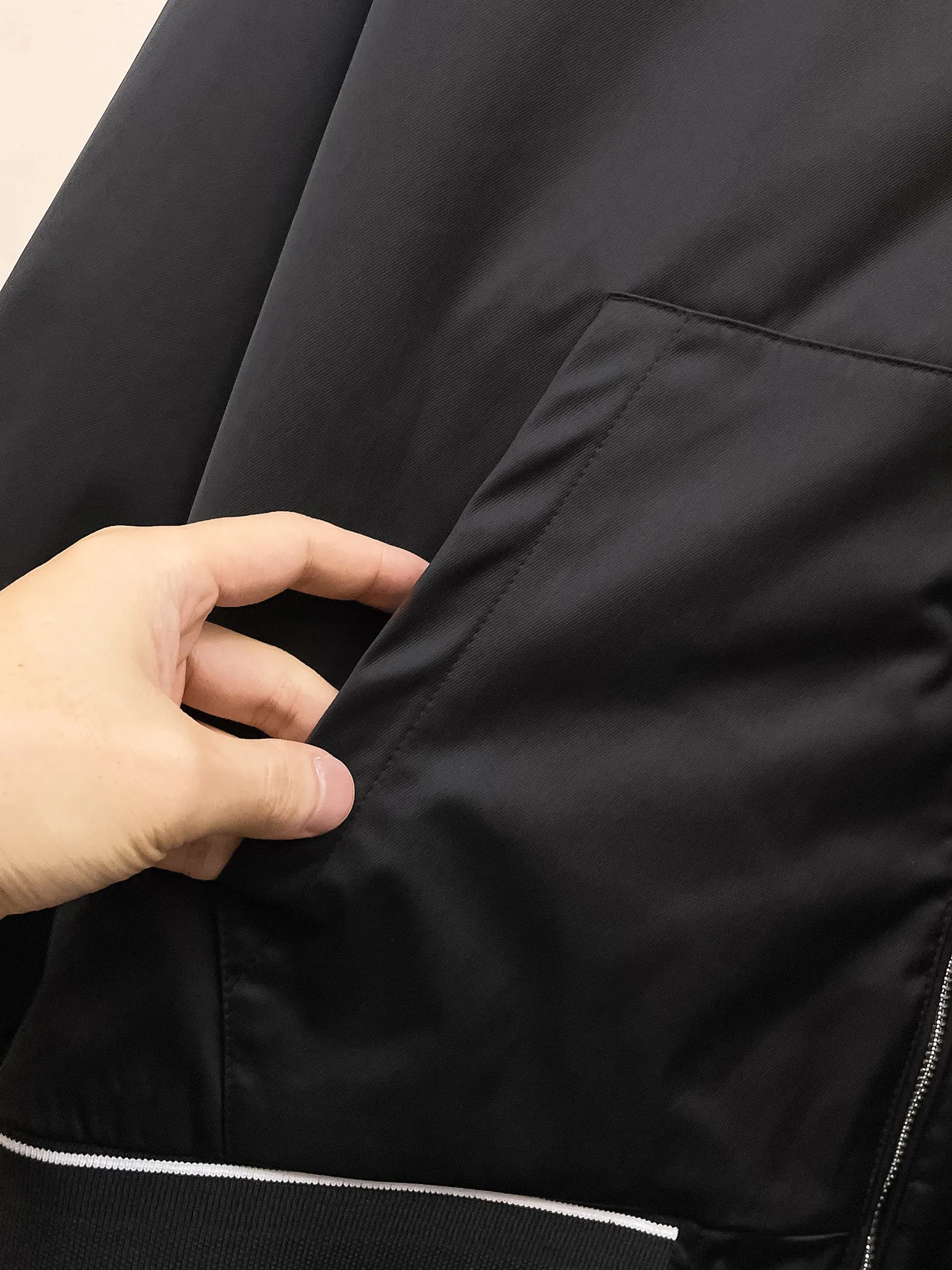 Armani official website Same Style, complete with three labels, on sale in advance. 2026 Autumn and Winter New Arrival men's jacket, Original with complete three labels, Premium version. Custom-made fabrics at the counter. Breathable, high comfort, impeccable details, brand element design concept, reflecting high quality. It feels delicate and soft, presents a casual cut, and has a great upper body shape. Sizes: M～3XL,